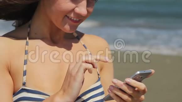 年轻女士在社交网络上分享自拍享受她在夏日海滩的时光视频的预览图