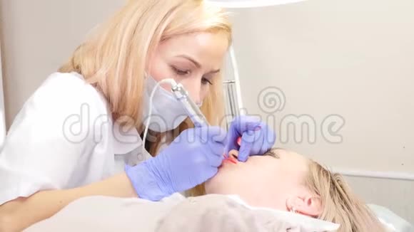 美容医生为女性客户的嘴唇做永久化妆的程序4K视频的预览图