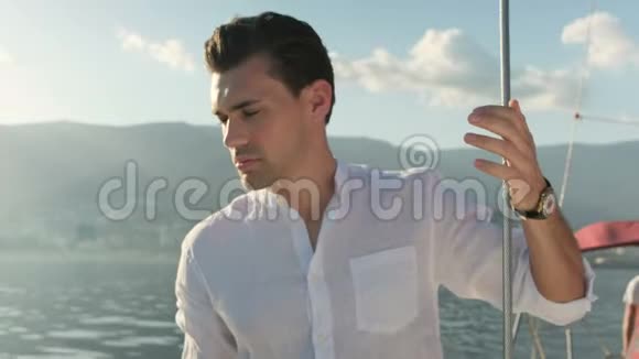 一个穿白衬衫的人站在船上视频的预览图