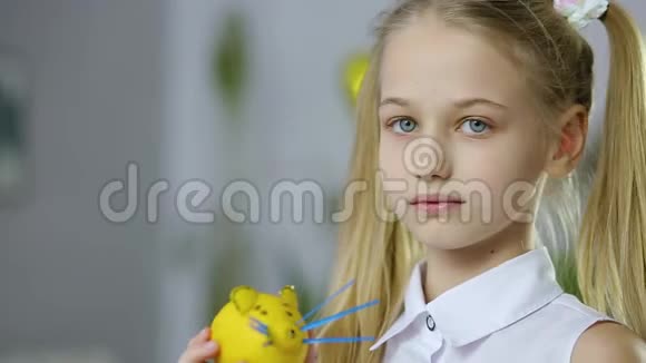 美丽的女孩用水果和蔬菜制作工艺品视频的预览图