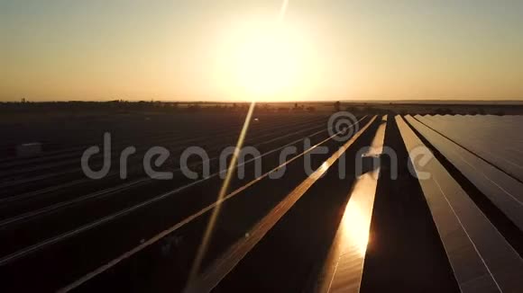 日落时分的工业太阳能农场视频的预览图