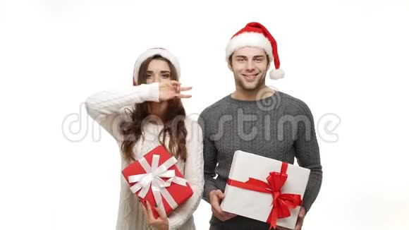 慢动作的年轻夫妇穿着毛衣喜欢和礼物一起跳舞一起庆祝圣诞节一起感受吸引力视频的预览图