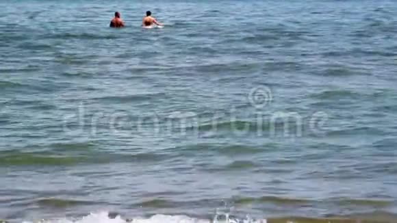 一个炎热的早晨水中的柔波视频的预览图