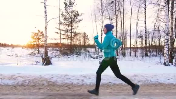 运动的穆斯林女孩在冬天跑步慢太阳视频的预览图