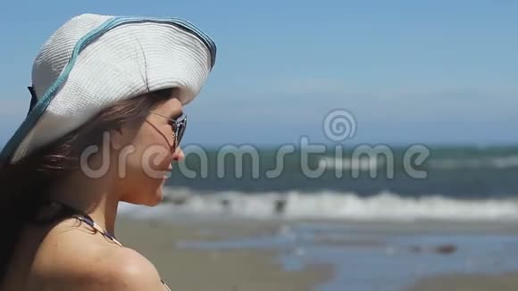 相机模特沙滩摄影师大风天气海浪视频的预览图