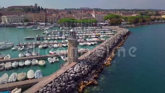 意大利加德纳湖的船只和灯塔的空中景观视频的预览图