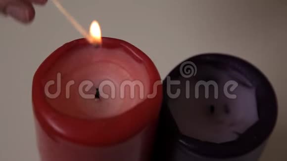 他点燃蜡烛为浪漫的夜晚做准备视频的预览图