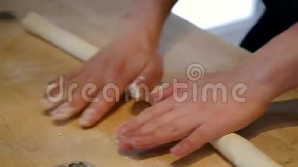厨师们手在餐厅的厨房里做新鲜的意大利面食视频的预览图