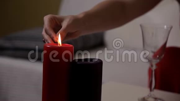 女孩点燃蜡烛为浪漫的夜晚做准备视频的预览图