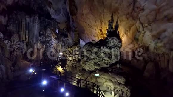 在洞穴中央大厅的奇异石笋的近距离活动视频的预览图
