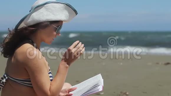 布鲁内特女读书喜欢暑假喜欢海上风暴视频的预览图