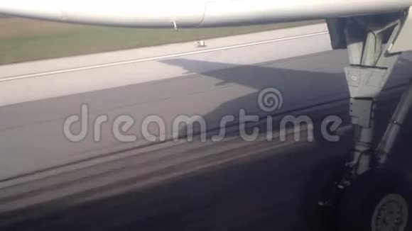 从机场跑道起飞的飞机视频的预览图