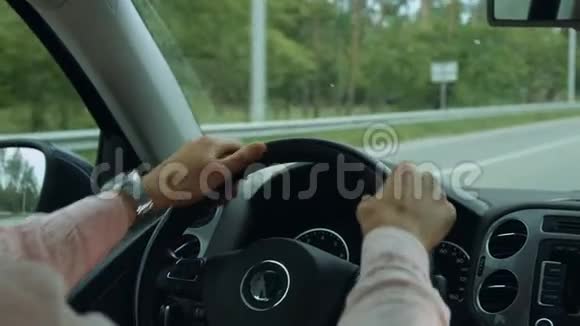 男性司机双手握着方向盘视频的预览图
