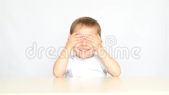 孩子双手闭上眼睛期待着美味的薯片孩子被端上一个盘子视频的预览图