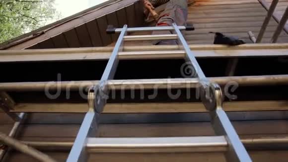 一位老人站在脚手架上盖房子视频的预览图