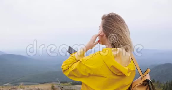 女士在山上拍照智能手机拍照风景优美自然背景欣赏风景视频的预览图