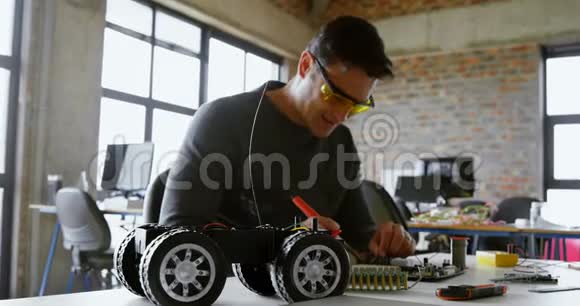 男电气工程师焊接电路板4k视频的预览图