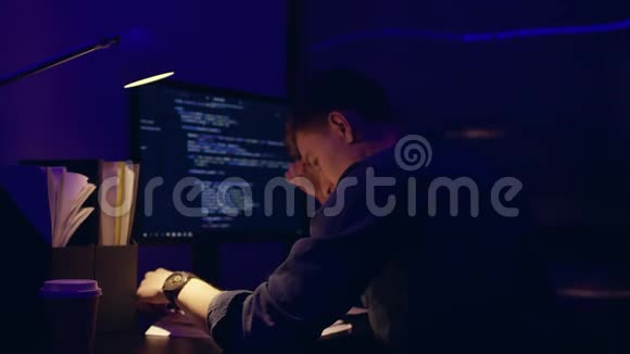 很累沮丧的商务主管深夜在办公室工作他盯着电脑屏幕视频的预览图