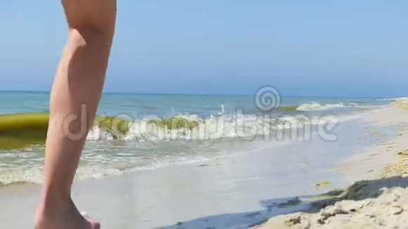 穿着帕雷奥和比基尼的苗条女人在斯洛文尼亚的黑海沿岸奔跑视频的预览图