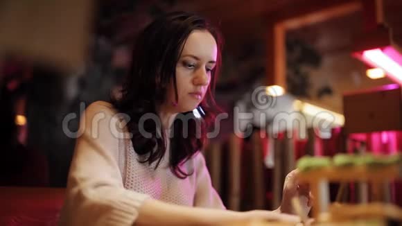 有丈夫和孩子在寿司店吃饭的女人视频的预览图