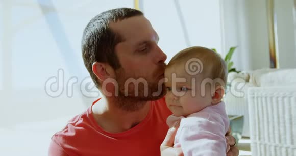 父亲亲吻他的小男孩4K视频的预览图