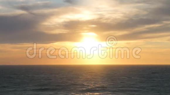 鸟儿迎风飞翔背景是海滩上的日落海洋和太阳视频的预览图