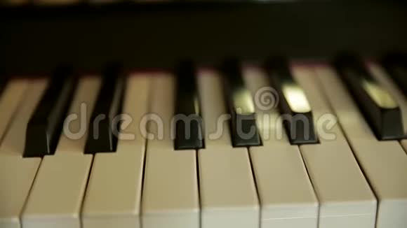 旧钢琴琴键上的结婚戒指视频的预览图