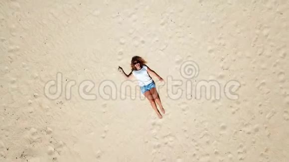 快乐的白种人女人躺在沙滩上享受暑假旅行和流浪的概念视频的预览图