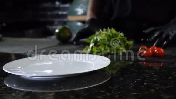 烹饪鳄梨沙拉切片鳄梨视频的预览图