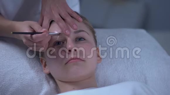 视觉师用低过敏漆画眉毛修眉形状视频的预览图