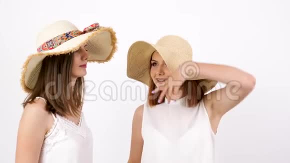 两个戴着大夏帽的美女视频的预览图