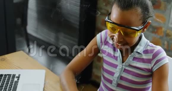 青少年博主焊接电路板4k视频的预览图