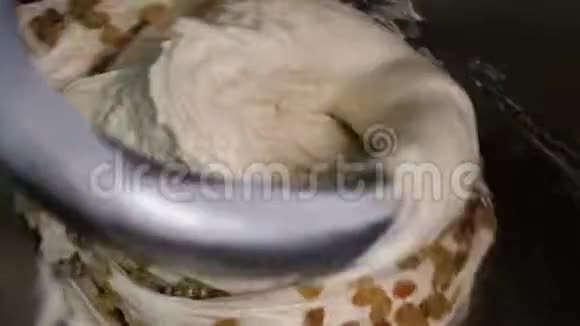 在搅拌机中加入葡萄干的面团库存录像为面包店准备的美味工业糕点数额大视频的预览图
