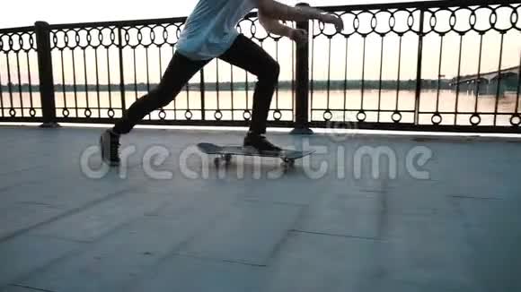 日落时分男人在滑板上溜冰慢动作视频的预览图