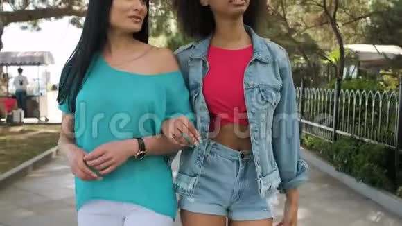 两个女孩在城里散步聊天视频的预览图