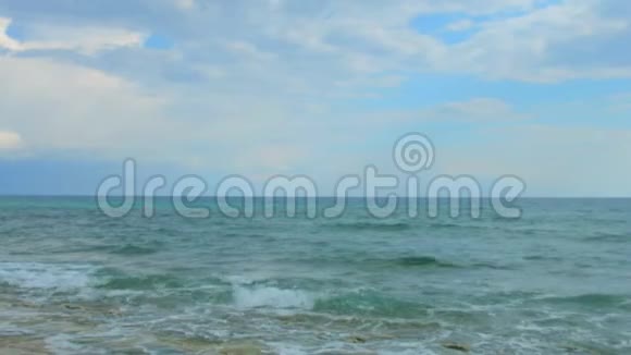 海边美丽的孤女横展风中飘动的头发视频的预览图