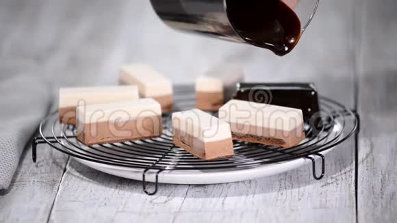 在美味的摩丝甜点上倒入巧克力镜面釉液体美味的甜点烹饪视频的预览图