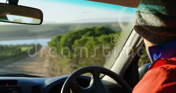 男子驾驶汽车在农村4K视频的预览图