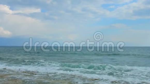 海滩上孤独的女人白色的围巾裹着她的身体海洋景观视频的预览图