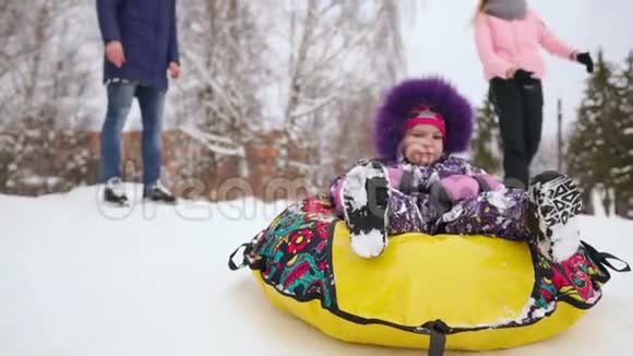 快乐的妈妈和女儿在冬天的雪中雪橇玩雪球母亲和孩子笑着快乐地在视频的预览图