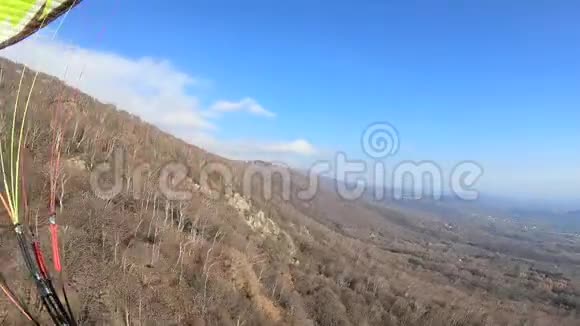 在我的树荫下意大利阿尔卑斯山的滑翔伞上飞翔意大利视频的预览图