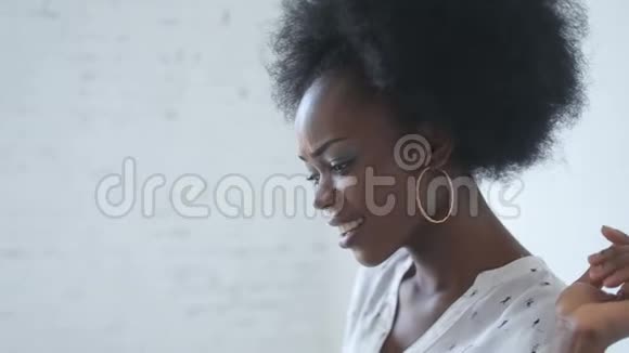 美丽愤怒的非洲女商人正在宽敞的办公室里用笔记本电脑工作视频的预览图