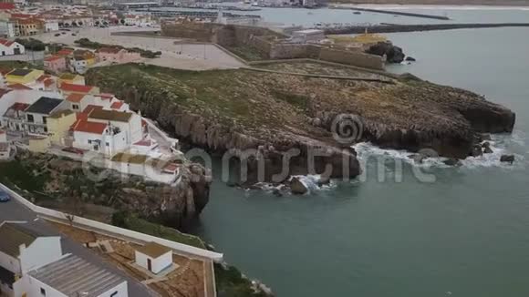 一个美丽的景色俯瞰洛基海岸福特和房屋的城市Peniche葡萄牙大西洋视频的预览图