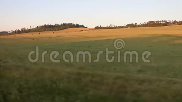 从火车窗口可以看到绿野美景视频的预览图