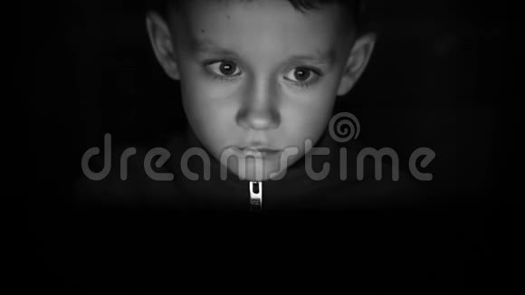 一个在黑暗中看监视器的男孩视频的预览图