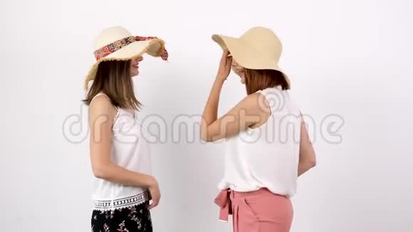 两个戴着大夏帽的美女视频的预览图