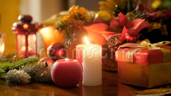 特写4k镜头点燃蜡烛和灯笼反对传统花环和圣诞礼物和礼物完美完美完美视频的预览图