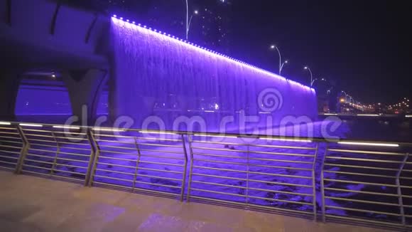 五颜六色的照明瀑布瀑布是迪拜运河开发的一部分视频的预览图