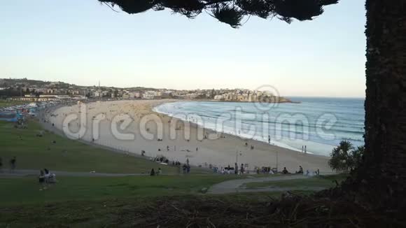 日落时在澳大利亚的邦迪海滩靠近悉尼视频的预览图