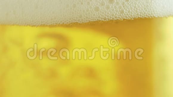 啤酒倒入玻璃玻璃中气泡被吸入并排出视频的预览图